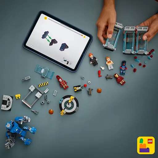 Конструктор LEGO Marvel Super Heroes Лаборатория Железного Человека зал доспехов 384 детали (76315) - фото 14