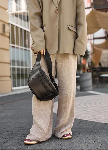 Большая женская кожаная сумка бананка Sambag Tirso Max черная 38×17×6 см (81341101) - фото 7