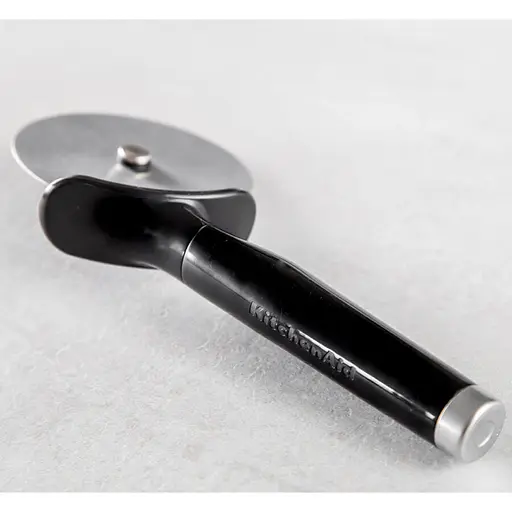 Нож для пиццы KitchenAid Classic 23 см черный (KCG113OHOBE) - фото 3