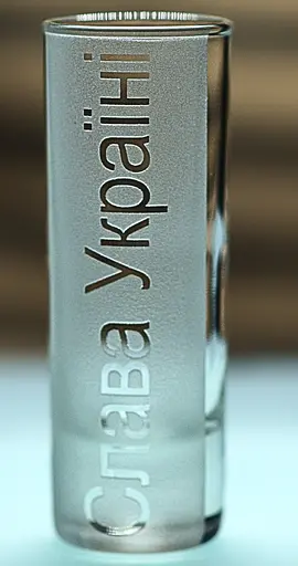 Рюмка 60 мл патриотическая Слава Украине с гравировкой подарок стопка военному патриоту - фото 3