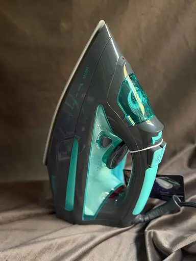 Гладильный утюг Magio MG-533 с керамическим покрытием подошвы 2600Вт и вертикальным отпариванием Серый/Голубой - фото 1