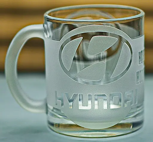 Скляна чашка Hyundai Хюндай 320 мл з гравіюванням Подарунок автолюбителю кружка для чаю та кави з лого авто та легендарний слоган - фото 1