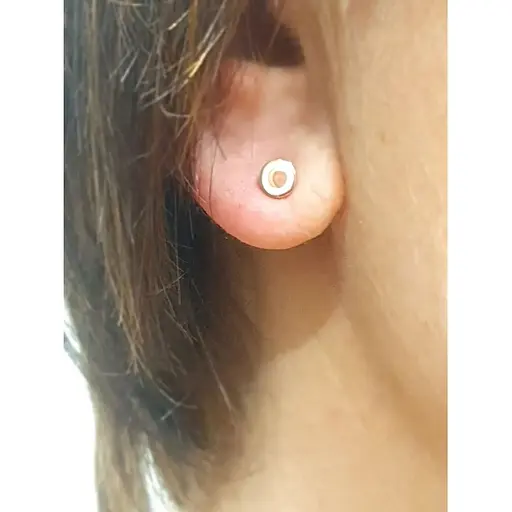 Золота моносережка-пуссета Tango з емаллю. 500043Ш Білий - фото 2