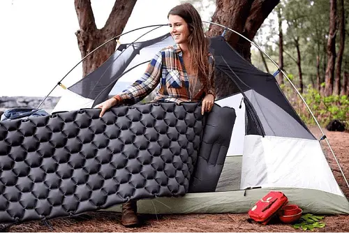 Туристический надувной матрас с подушками и встроенным насосом - фото 4