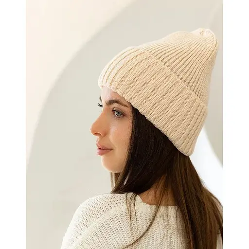 Женская вязаная шапка бини класик 20% шерсть с отворотом Светло Бежевый - фото 1