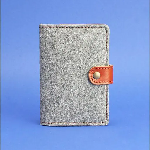 Фетровая обложка для паспорта 3.0 с кожаными коричневыми вставками - фото 6