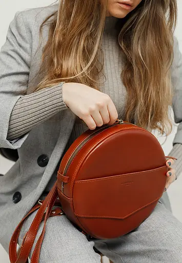Шкіряна жіноча кругла сумка-рюкзак Maxi світло-коричнева - фото 9