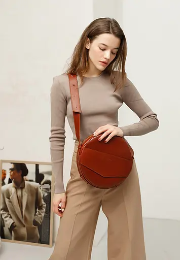 Шкіряна жіноча кругла сумка-рюкзак Maxi світло-коричнева - фото 2