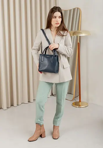 Шкіряна жіноча сумка-кроссбоді темно-синя - фото 9