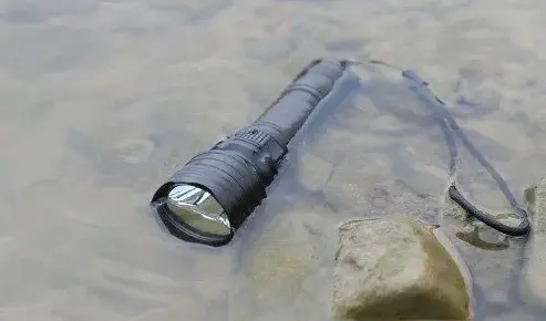 Подводный водонепроницаемый противоударный фонарь Police 8791 Т6 для дайвинга - фото 4