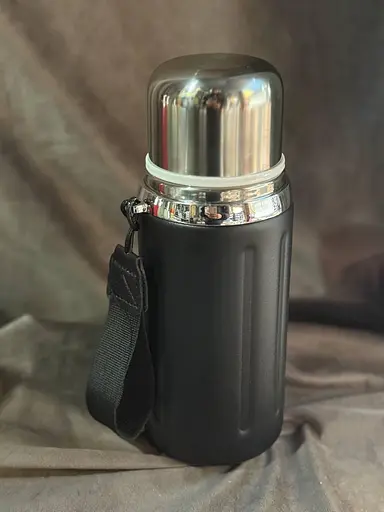 Термос із кнопковим дозатором та чашкою Stenson MT-5349 пластиковий з ручкою 600мл Чорний - фото 2