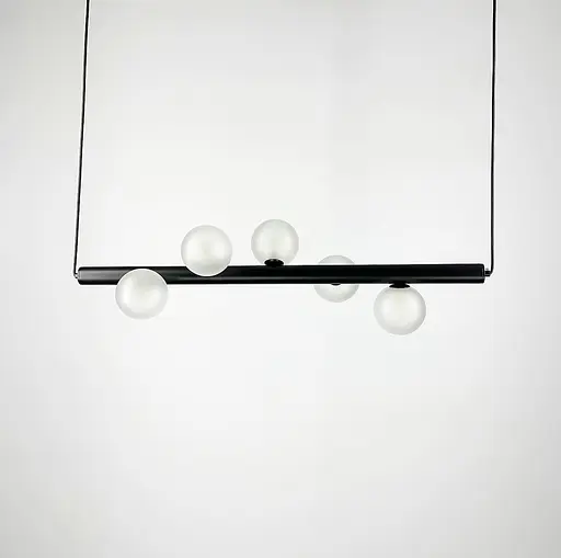 Горизонтальная люстра в черном каркасе с миниатюрными белыми плафонами Line.F Длина 120 см - фото 2