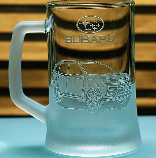 Пивний келих 660 мл з гравіюванням Субару Форестер Subaru Forester подарунок для автолюбителя  кухоль для пива - фото 1
