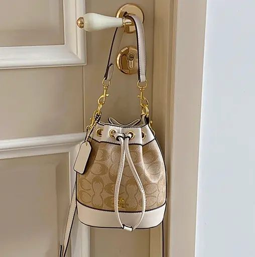 Жіноча сумка із фірмового полотна із підвіскою серце (Бежева) - фото 6