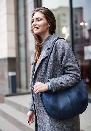 Шкіряна жіноча сумка Круасан синя - фото 2