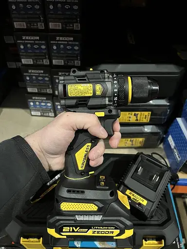 Шуруповерт профессиональный бесщеточный аккумуляторный Zegor CDPP-21BL/21В/70 Нм/две скорости/2 батареи 21В 2Ач/реверс/подсветка/кейс - фото 4