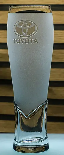 Пивний крафтовий келих 440 мл з гравіюванням Toyota подарунок для автолюбителя  кухоль для пива з логотипом авто - фото 3