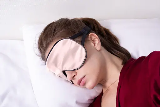 Маска для сна шелк «Чумацький Шлях» с нескользящей резинкой в Подарочной упаковке Розовая (1176-02) - фото 11