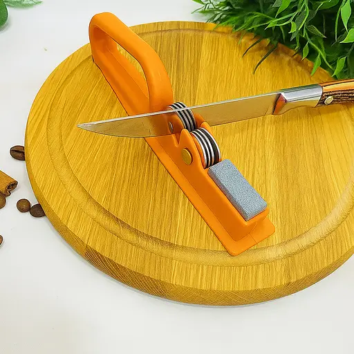 Стругачка для кухонних ножів ручна механічна пластикова зі стругачним каменем Оранжевий, Kitchen Master Помаранчевий 86764 - фото 3