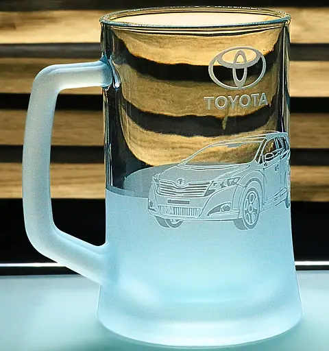 Пивний келих 660 мл з гравіюванням Toyota Venza подарунок для автолюбителя  кухоль для пива з логотипом авто - фото 2
