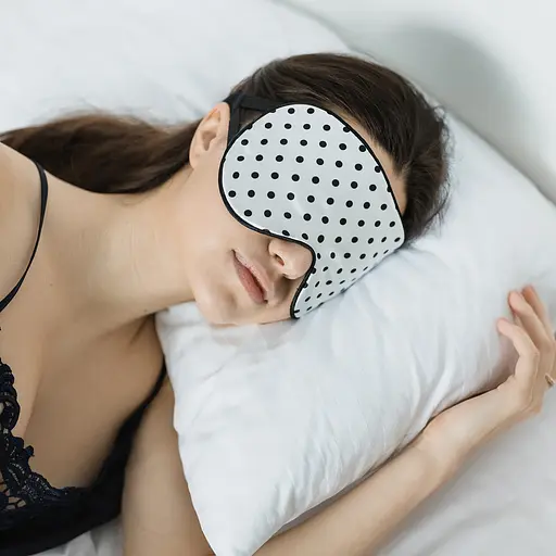 Маска для сну шовкова Чумацький Шлях з нековзкою резинкою в Подарунковій упаковці Білий/Чорний горошок (1138-02) - фото 6