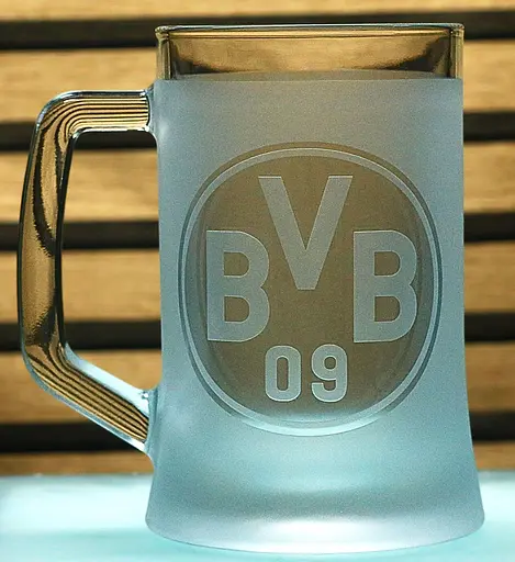 Пивний келих 660 мл ФК Боруссия Дортмунд Borussia з гравіюванням подарунок для фаната   футбольний кухоль - фото 1