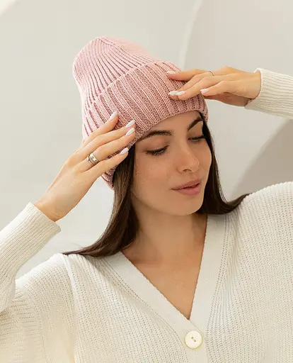 Женская вязаная шапка бини класик 20% шерсть с отворотом Светло Розовый - фото 2
