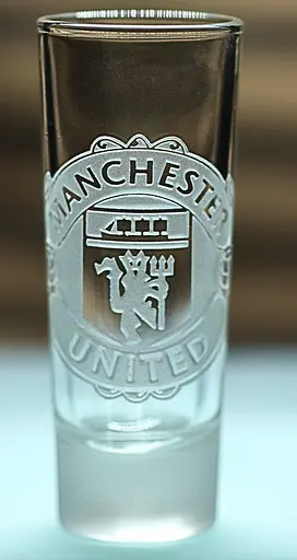 Стеклянная рюмка 60мл ФК Манчестер Юнайтед FC Manchester United с гравировкой подарок футбольная стопка - фото 1