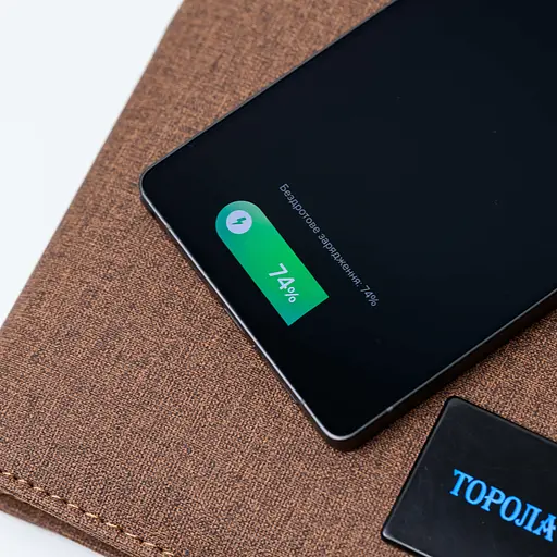 Текстильний коричневий бізнес щоденник-органайзер з бездротовою зарядкою з вбудованим Powerbank і флешкою з ручкою в коробці із якісного картону - фото 3