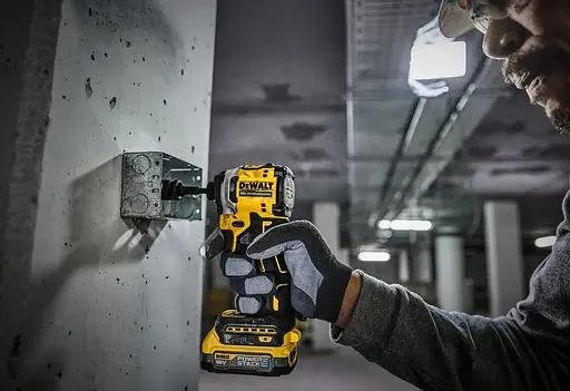 Шуруповерт аккумуляторный ударный DeWalt с АКБ и ЗУ DCF850E2T - фото 3