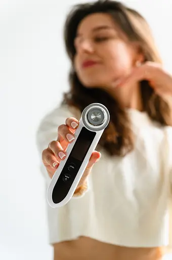 Микротоковый массажер для лица D919 с технологиями RF+EMS+LED Терапия и Охлаждение (Белый) - фото 7