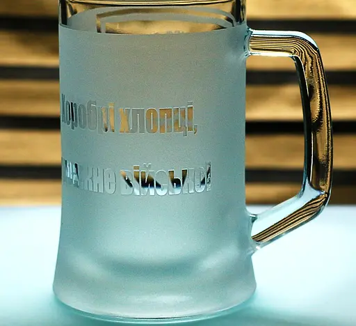 Подарунковий келих для пива з гравіюванням 660 мл лого шеврона 72 ОМБр Черных Запорожцев - фото 5