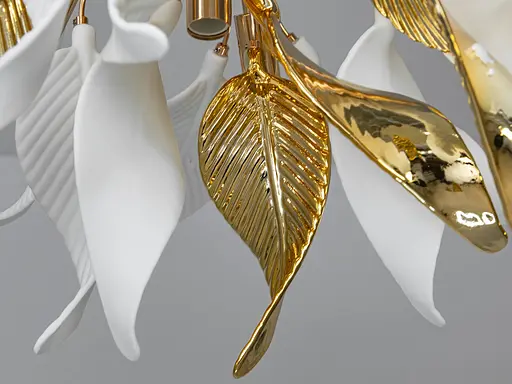 Гармоничная потолочная люстра с фарфоровыми элементами, 7 ламп, золото. - фото 3