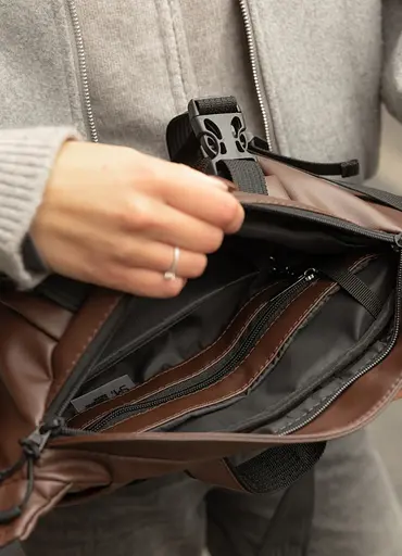 Большая женская поясная сумка бананка Sambag DynamicDart коричневая 38×21×7 см (80411020) - фото 7