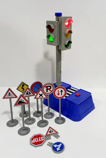 Набор игровой "Светофор и дорожные знаки" 666-03Q SHANTOU YISHENG (4812501175851) - фото 2