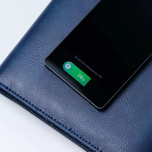 Шкіряний синій бізнес щоденник-органайзер з бездротовою зарядкою з вбудованим Powerbank і флешкою з ручкою в коробці із якісного картону - фото 4