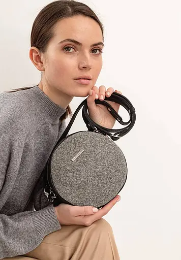 Круглая женская фетровая сумка Tablet с кожаными черными вставками - фото 2