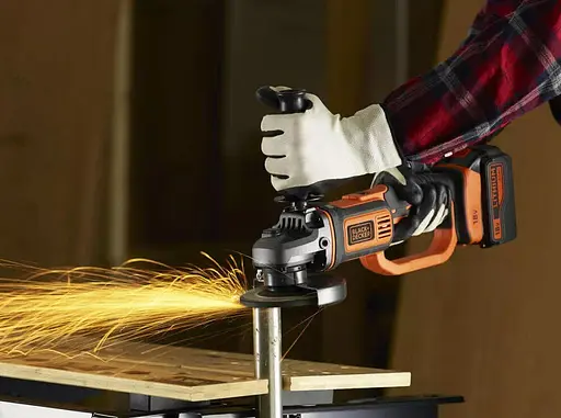 Шлифмашина угловая - болгарка аккумуляторная Black&Decker с АКБ и ЗУ BCG720M1 - фото 5