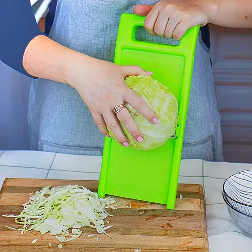 Ручна пластикова шинковка для капусти та нарізки овочів та фруктів з плаваючим лезом (34х14.5 см), Kitchette Салатовий 85424 - фото 4