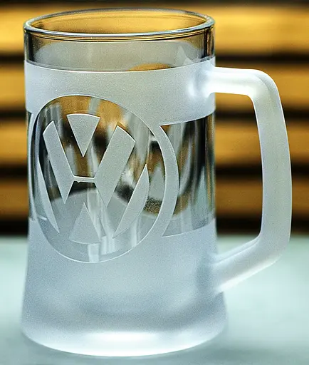 Пивний кухоль Volkswagen Фольксваген 660 мл з гравіюванням Подарунок автолюбителю  Келих з логотипом авто та легендарний слоган - фото 8
