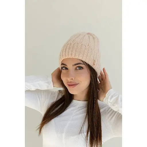 Теплая женская шапка Ангораектор двухслойная с брошью Молочный - фото 1