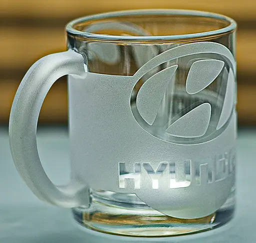 Скляна чашка Hyundai Хюндай 320 мл з гравіюванням Подарунок автолюбителю кружка для чаю та кави з лого авто та легендарний слоган - фото 2