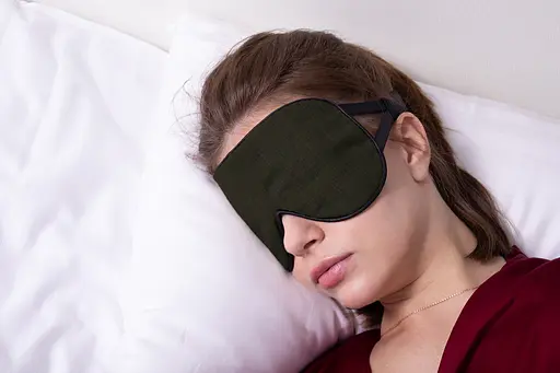 Маска для сну з льону «Чумацький Шлях» з нековзкою резинкою. Пов'язка на очі з льону українського виробництва. в Подарунковій упаковці. Темно-зелена (1187-02) - фото 6