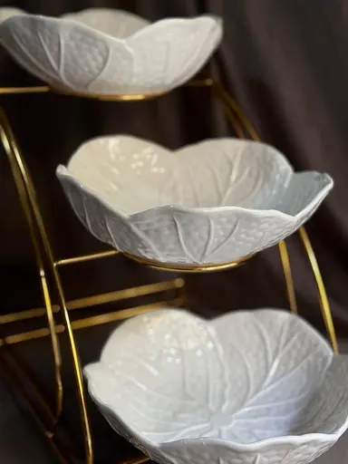 Фруктовница трехъярусная 33 см на металлической подставке керамическая тарелка 20 см Белый - фото 2