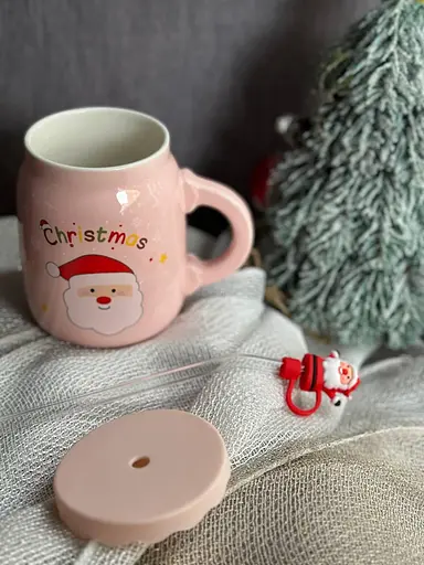 Чашка новогодняя Olens 102-1082-3 Санта керамика с крышкой и трубочкой 460 мл Розовая - фото 3