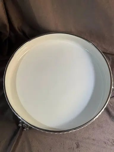 Керамическое блюдо 1574S с рельефом на серебристой подставке 28 см - фото 10