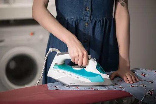 ARDESTO Утюг IR-C2228-TQ, 2200Вт, 280мл, паровой удар, керам. подошва, голубой - фото 2