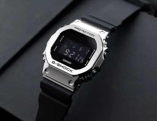 Наручні годинники чоловічі Casio G-Shock GM-5600-1ER з полімерним ремінцем - фото 4