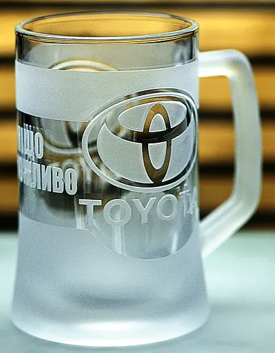 Пивний кухоль Toyota Тойота 660 мл з гравіюванням Подарунок автолюбителю  Келих з логотипом авто та легендарний слоган - фото 7