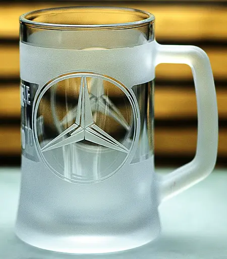 Пивний кухоль Mercedes-Benz 660 мл з гравіюванням Подарунок автолюбителю  Келих з логотипом авто Мерседес та легендарний слоган - фото 8